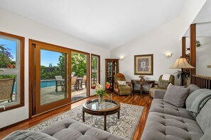 TV - Ocean Pool Hale 3br 2ba Cozy Princeville Home with Private Pool, Hot tub and Ocean Views, Beach Gear (Princeville)