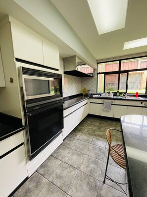 Microwave - The Rainier Bed & breakfast  (San José)