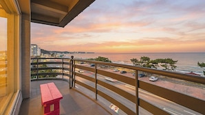 A balcony with a view of the sea and a red bench. - Baradeon Bada Pension, Yangyang (Yangyang)
