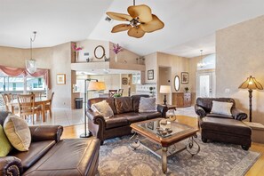 Smart TV, offices - Villa Cape Escape - 3/2 - heated pool - Gulf access - Cape Coral (Cape Coral)