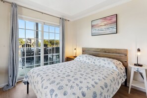 3 bedrooms, free WiFi, bed sheets - Soundfront Getaway w/ Hot Tub – Dog Friendly (Frisco)