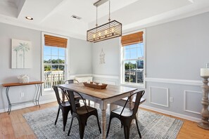 Dining - Soundfront Getaway w/ Hot Tub – Dog Friendly (Frisco)