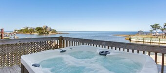 Soundfront Getaway w/ Hot Tub – Dog Friendly