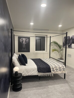 3 bedrooms, desk, iron/ironing board, WiFi - Minimalist sauna retreat (Brighton)