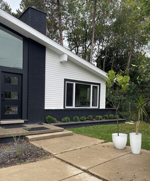 Exterior detail - Minimalist sauna retreat (Brighton)