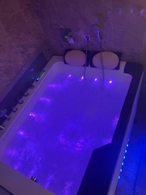 Separate bathtub and shower, towels - Rosa Black Baccara Suites (Cairo)