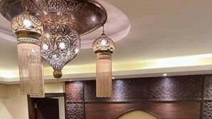 شقة بتجهيزات أساسية | 2 عدّة غرف نوم وواي فاي مجانًا وملاءات أسرّة