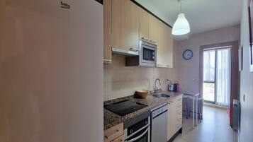 Een koelkast, een magnetron, een oven, een vaatwasser