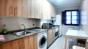 ثلاجة، ميكروويف، فرن، ماكينة لصنع القهوة/الشاي