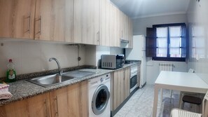 Réfrigérateur, micro-ondes, four, cafetière/bouilloire