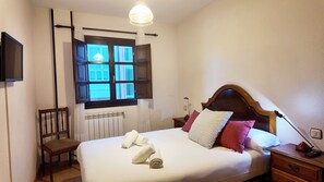 2 chambres, fer et planche à repasser, lit parapluie, draps fournis