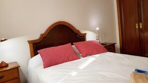 2 多间卧室、熨斗/熨衣板、旅行婴儿床、床单