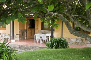 Outdoor dining - [1] (Ovio)