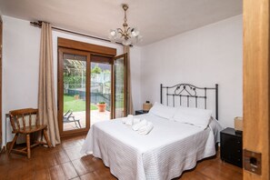 3 bedrooms, iron/ironing board, travel cot, WiFi