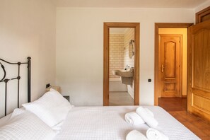3 bedrooms, iron/ironing board, travel cot, WiFi