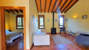 TV, fireplace - [3] (Ovio)