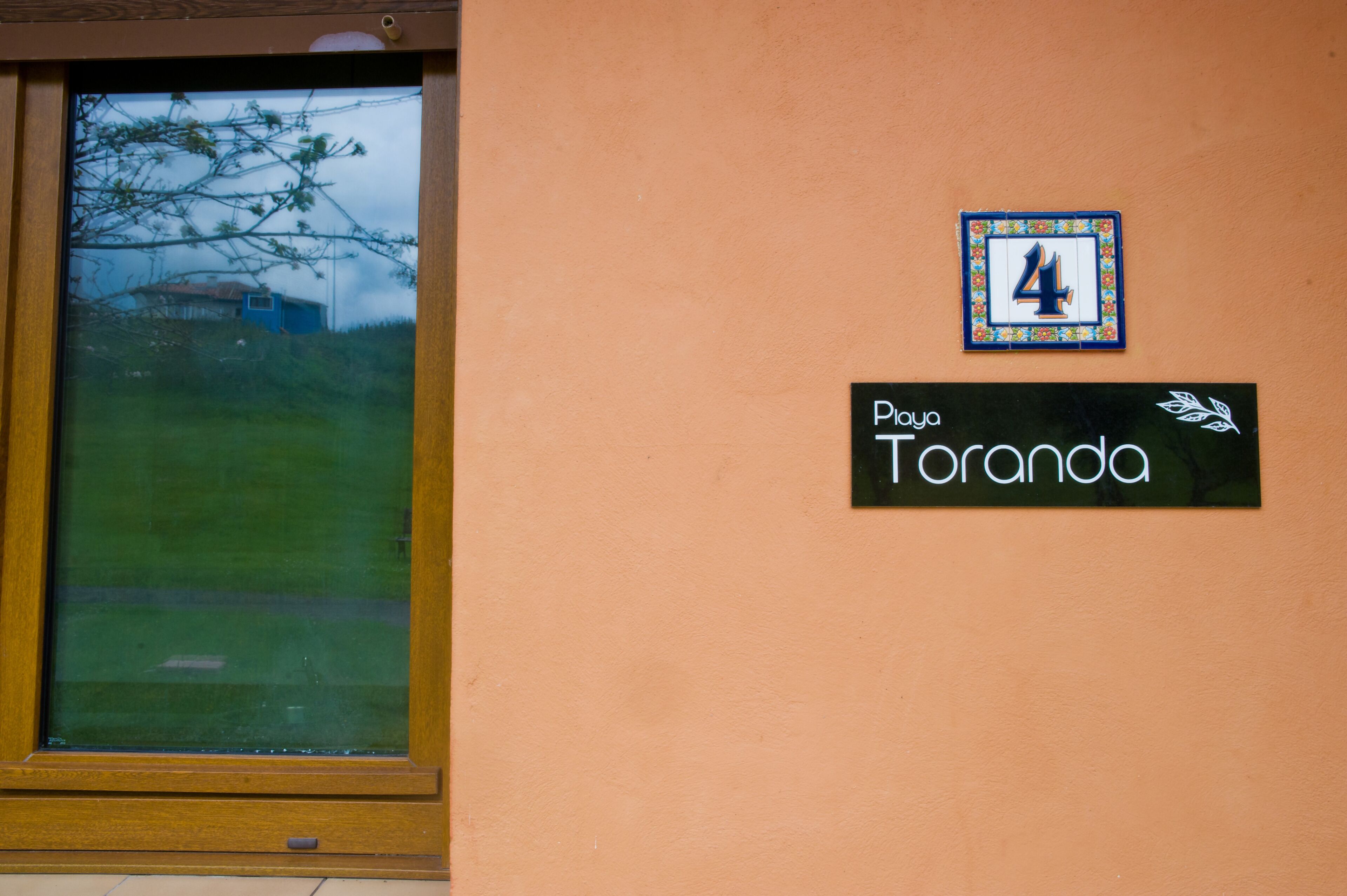 A sign with the number 4 and the text "Paya Toranda" on a wall.