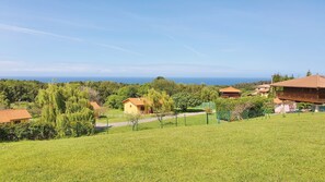 A rural landscape with houses, a clear sky, and a view of the sea. - [4] (Ovio)