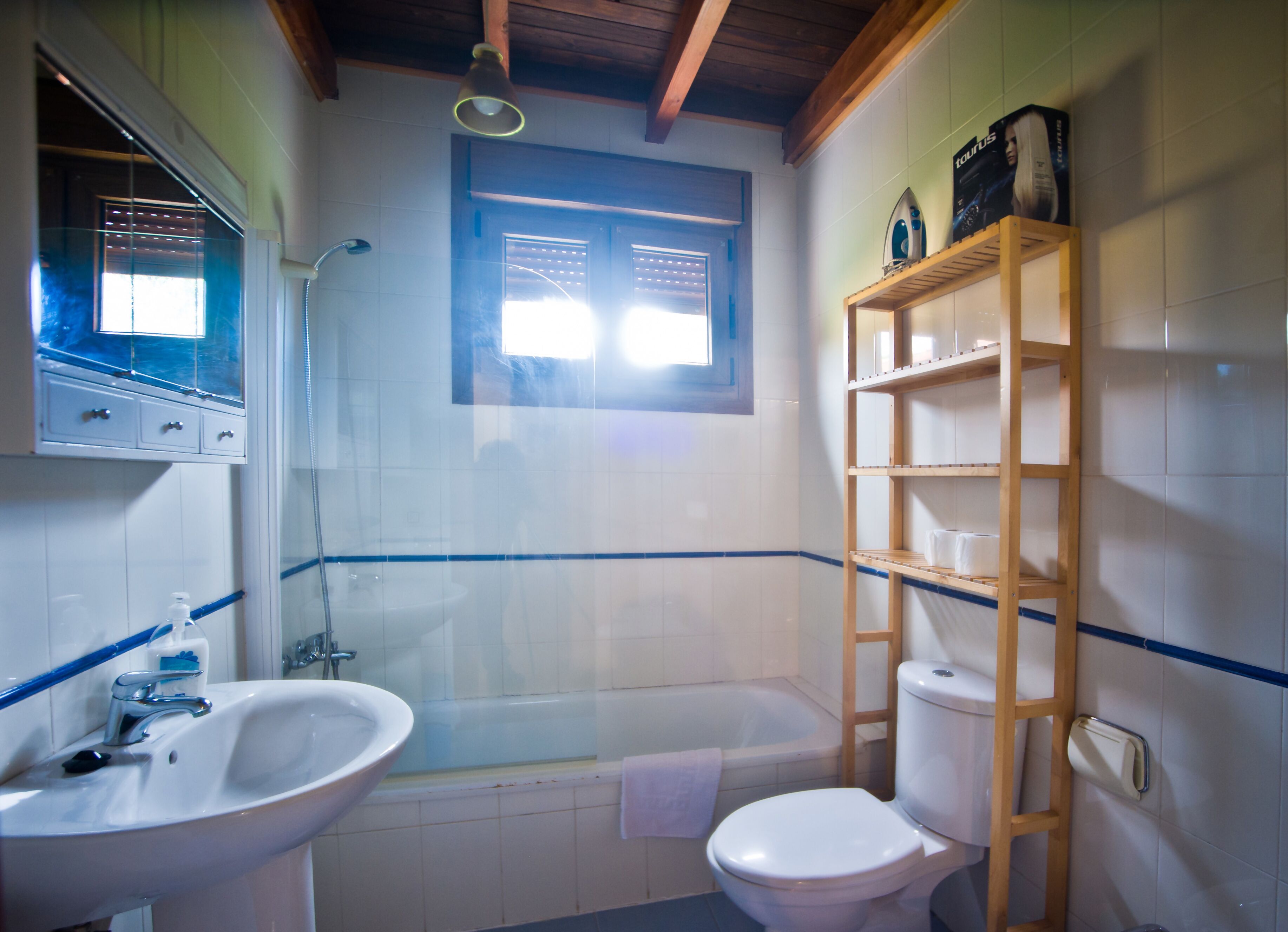 Ein Badezimmer mit Badewanne, Toilette und Waschbecken.
