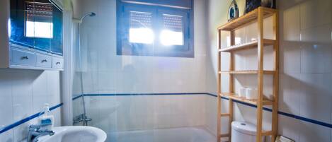Ein Badezimmer mit Badewanne, Toilette und Waschbecken.
