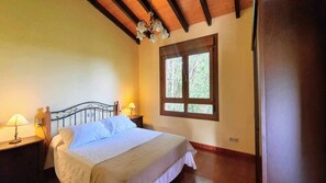 3 bedrooms, iron/ironing board, travel crib, free WiFi - [2] (Ovio)