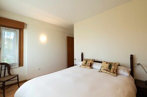 2 habitaciones, tabla de planchar con plancha y cuna de viaje 
