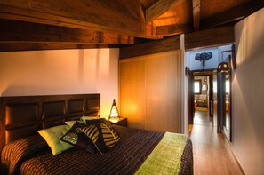 2 slaapkamers, een bureau, een strijkplank/strijkijzer, beddengoed