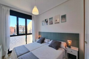 2 camere, una scrivania, ferro/asse da stiro, culla da viaggio