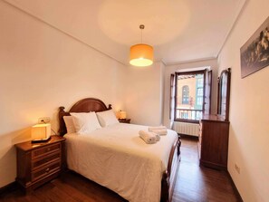 3 quartos, ferros/tábuas de passar roupa, berço de viagem, roupa de cama