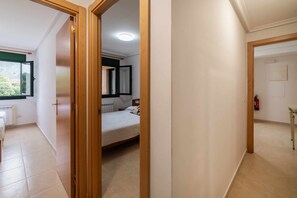 2 makuuhuonetta, silitysrauta/-lauta, vauvan matkasänky, vuodevaatteet