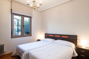 3 Schlafzimmer, Schreibtisch, Bügeleisen/Bügelbrett, Reisekinderbett