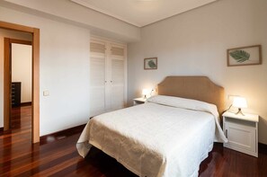 2 chambres, bureau, fer et planche à repasser, lit parapluie