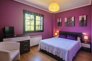 1 chambre, bureau, fer et planche à repasser, lit de bébé portatif
