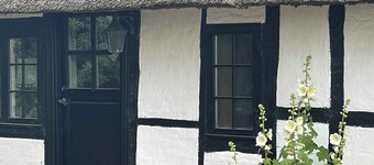 Charming cottage within walking to beach