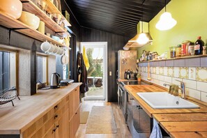 Kjøleskap, ovn, kokeplater og oppvaskmaskin