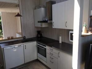 Fridge, microwave, oven, stovetop - Cottage in Grønninghoved with view (Sjølund)
