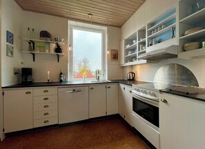 Fridge, microwave, oven, stovetop - Charming holiday apartment in central Stege (Stege)