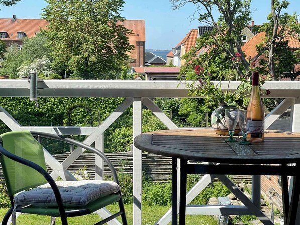 Outdoor dining - Charming holiday apartment in central Stege (Stege)