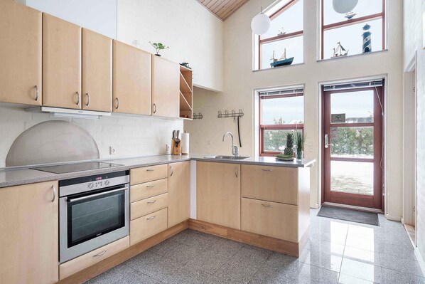 Fridge, oven, dishwasher, highchair - Summerhouse by the Limfjord - in North Jutland (Storvorde)