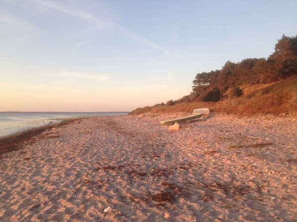 Beach - Cottage by Veddinge in charming 70s style (Fårevejle)