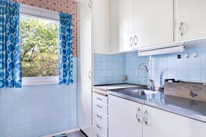 Fridge, oven, stovetop, coffee/tea maker