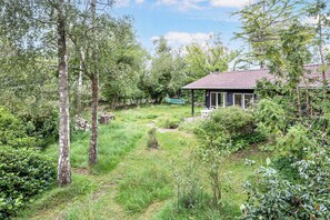 Property grounds - Cottage by Veddinge in charming 70s style (Fårevejle)