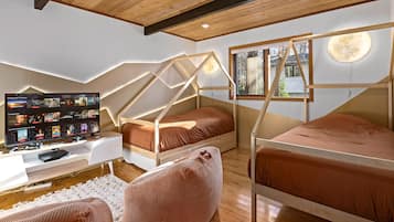 5 bedrooms, desk, iron/ironing board, WiFi