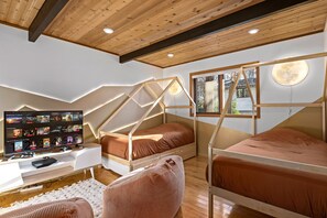 5 slaapkamers, een bureau, een strijkplank/strijkijzer, wifi