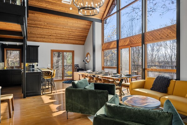 Smart TV, chimenea, futbolito y estéreo 