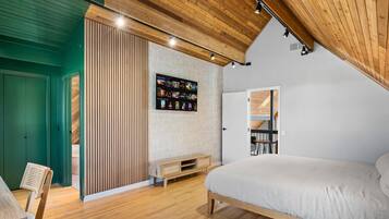 5 bedrooms, desk, iron/ironing board, WiFi