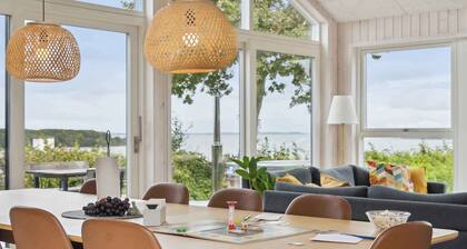 Lovely, new-built cottage near sea
