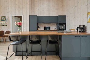 Een koelkast, een oven, een kookplaat, een vaatwasser