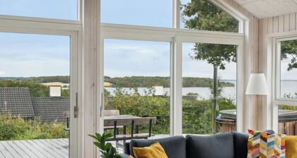Lovely, new-built cottage near sea