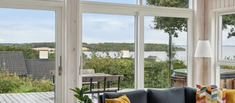 Lovely, new-built cottage near sea